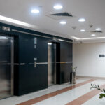 تعديلات الإضاءة الداخلية لمباني مكاتب دبي الجنوب