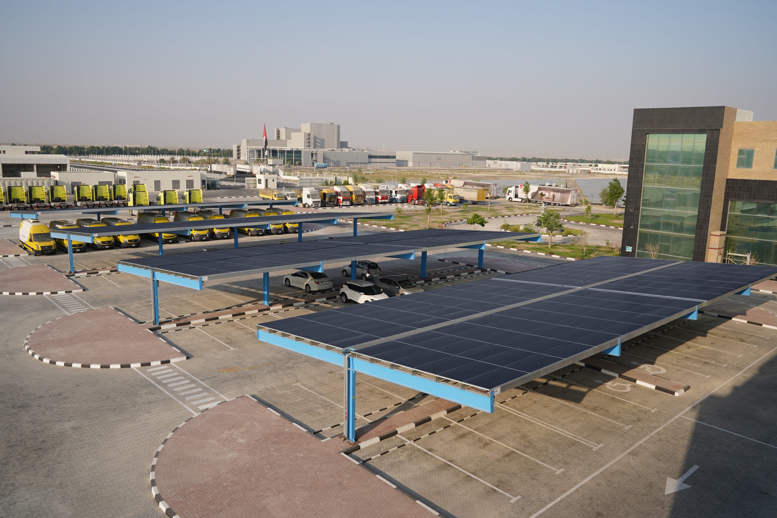 ألواح الطاقة الشمسية المثبتة على مواقف السيارات